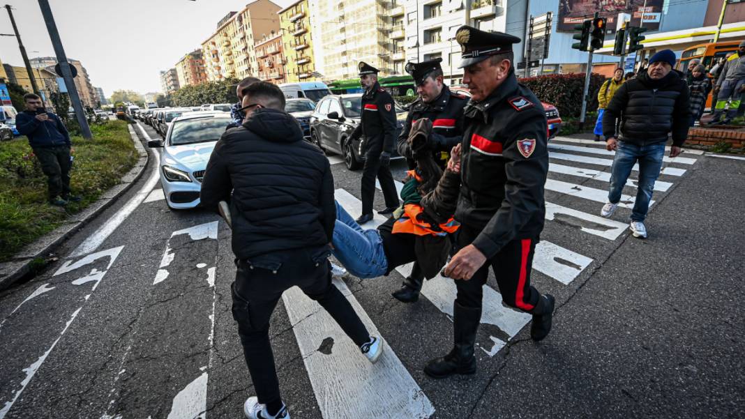 İklim aktivistleri protesto için yol kesti: Milano'da trafik kısa süreli kilitlendi 3